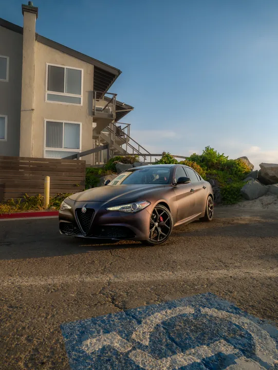 Alfa Romeo Giulia, Color shift, purple to bronze