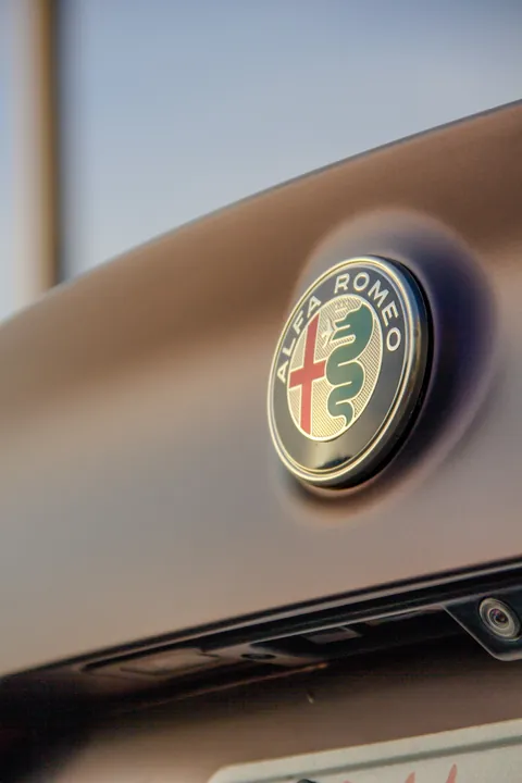 Alfa Romeo Giulia, Color shift, purple to bronze